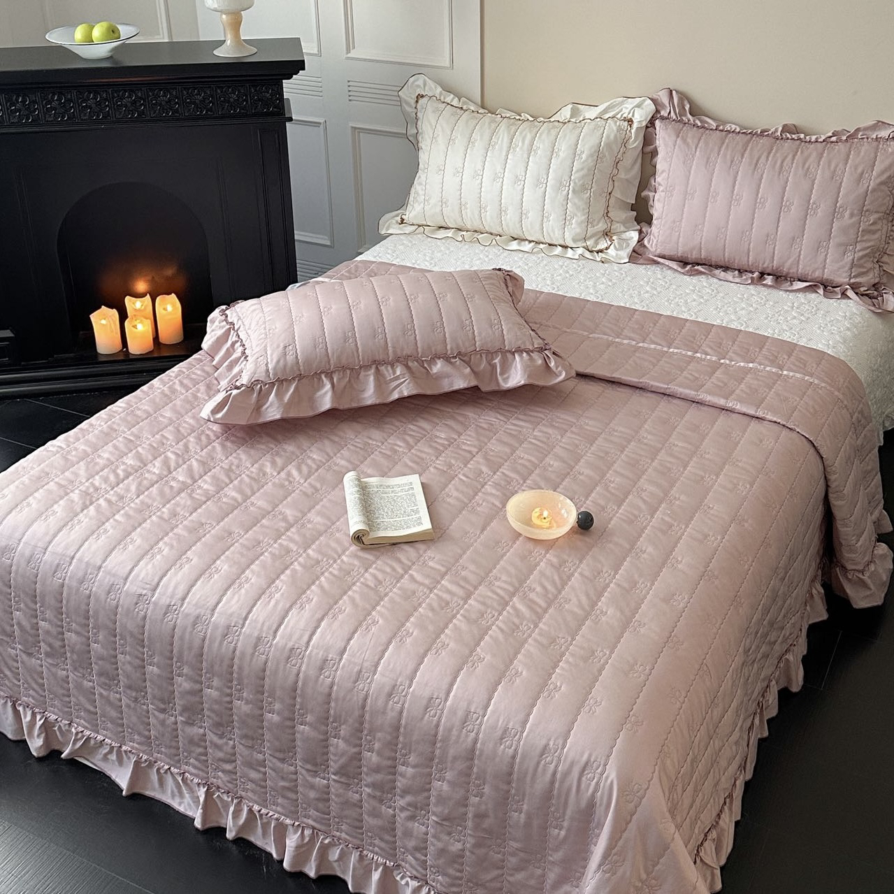 小茹家居 新款高品蝶恋60S长绒棉绗缝夹棉防滑花边床盖四件套