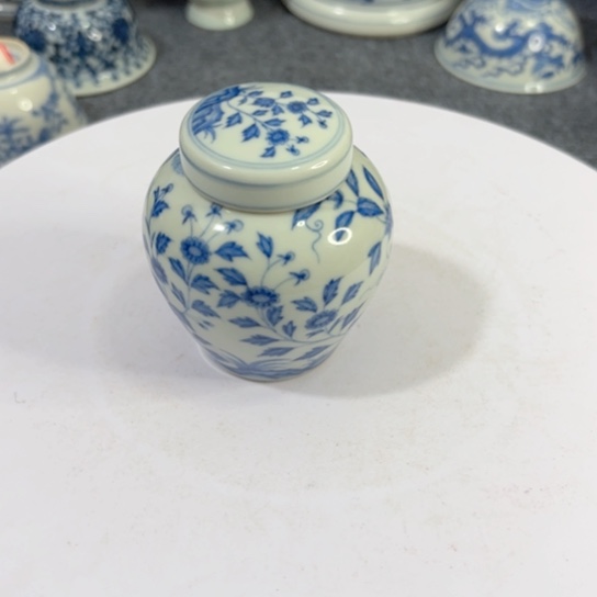 一个青花缠枝花卉小罐子