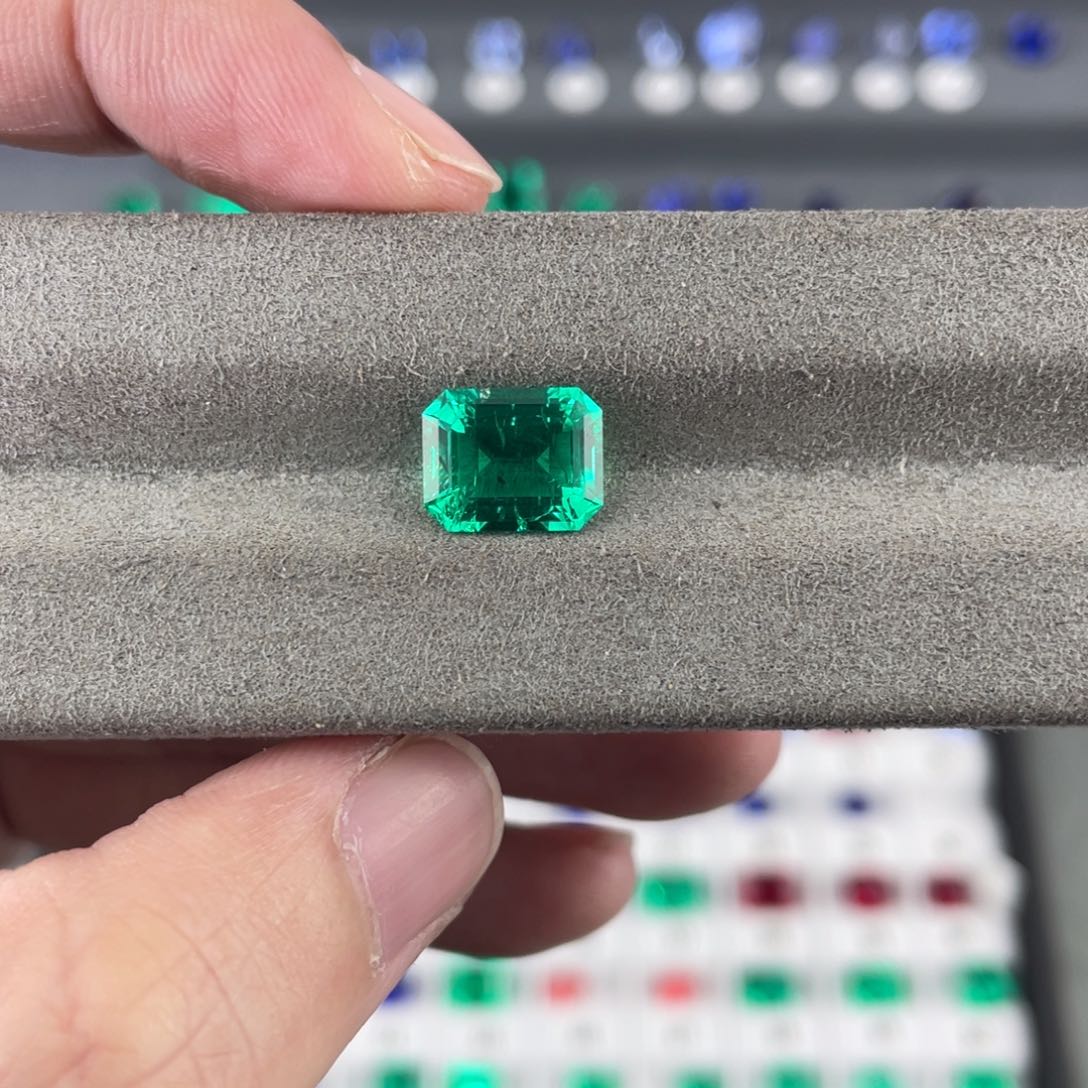 合成（培育） 祖母绿裸石未镶嵌奇****场3.08克拉