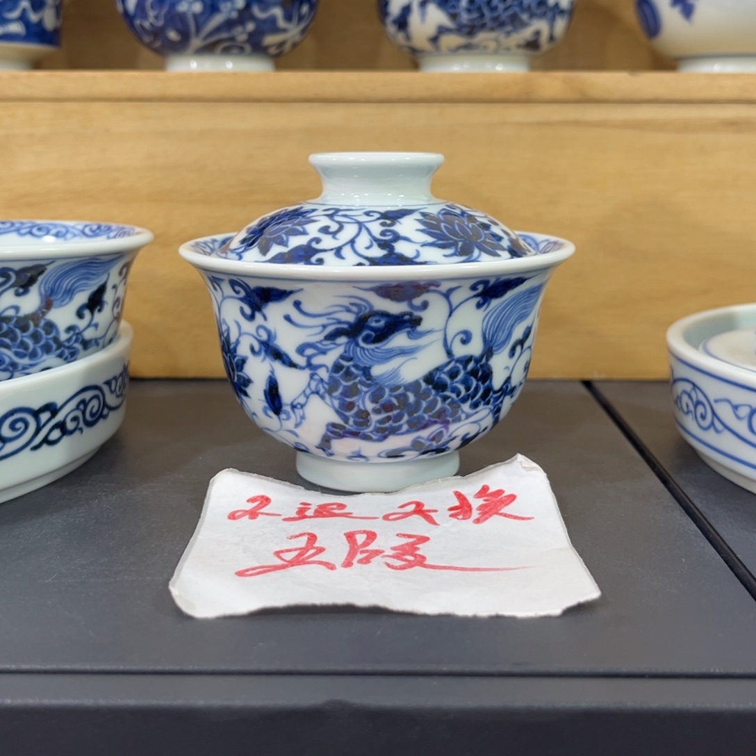 手绘仿元缠枝麒麟元宝盖碗