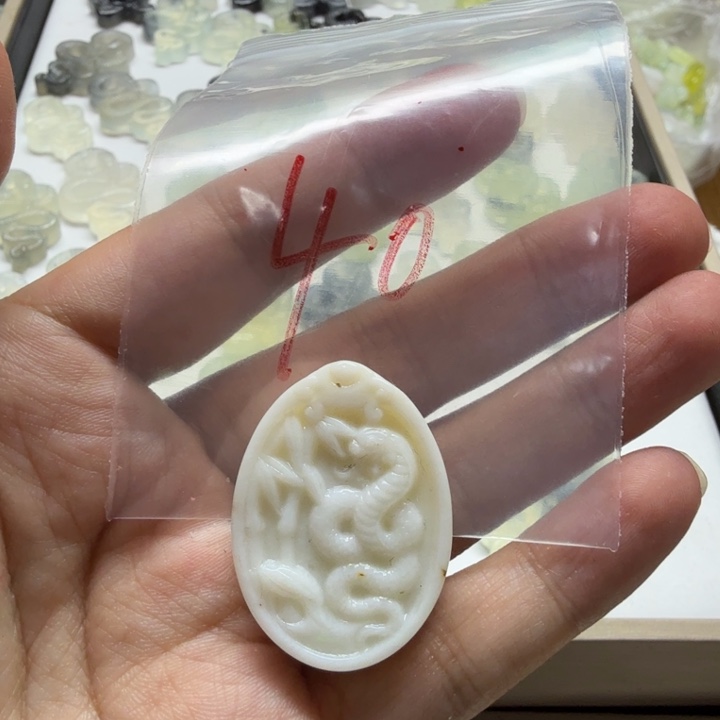 透闪石-蛇纹石玉吊坠未镶嵌