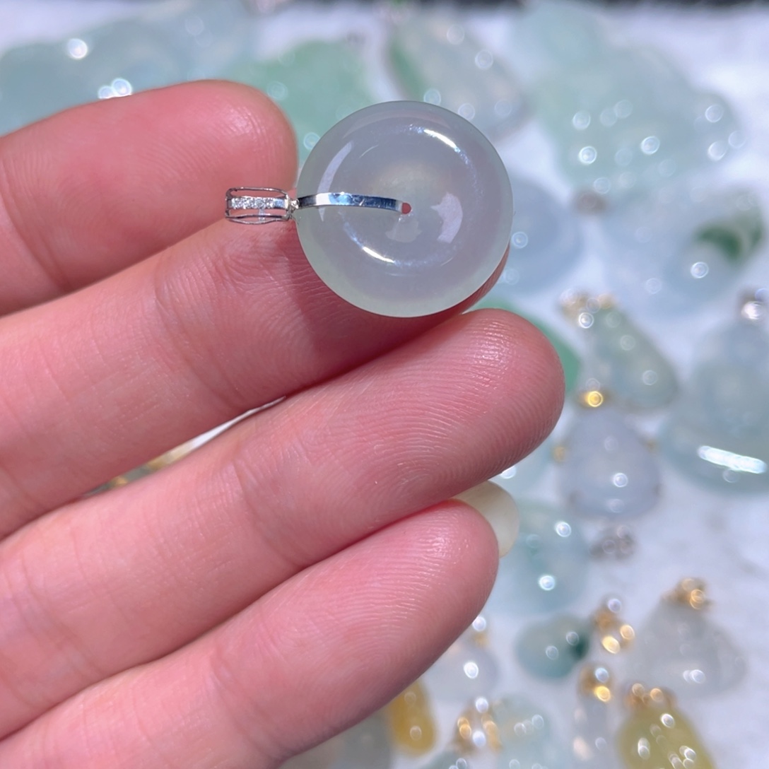 翡翠18K金镶嵌颈饰翡翠