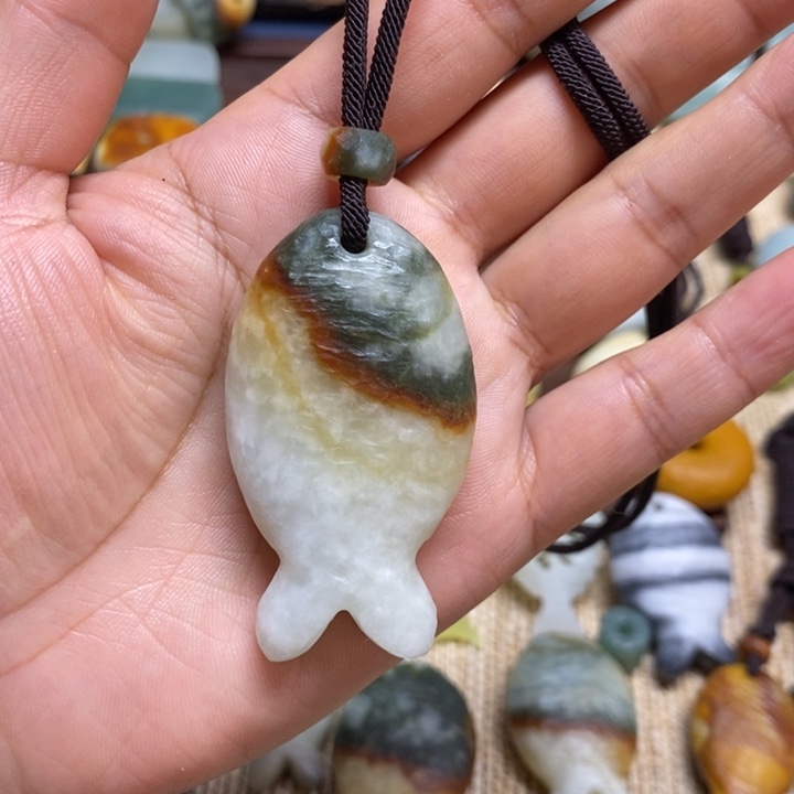 蛇纹石玉未镶嵌颈饰