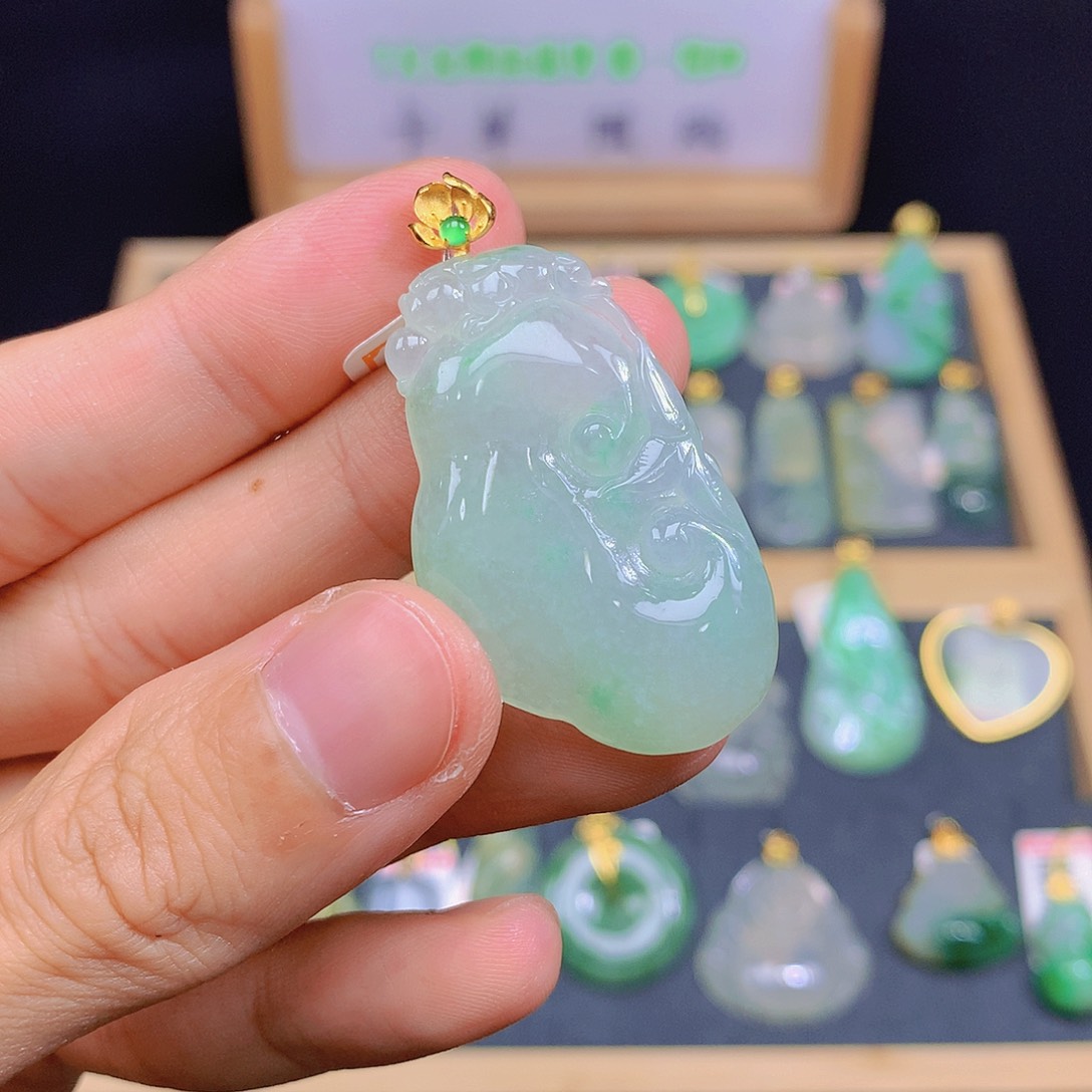 翡翠18K金镶嵌颈饰翡翠