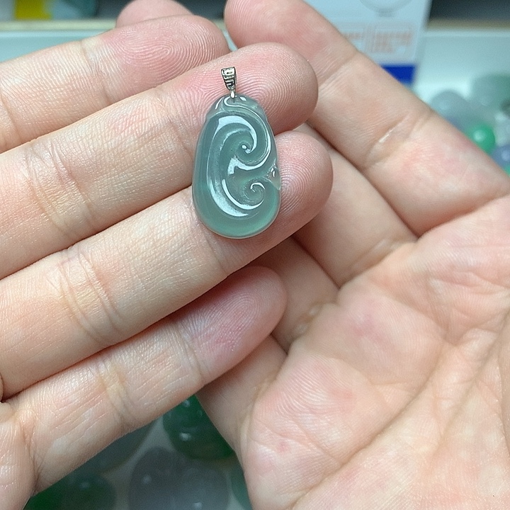 翡翠颈饰18K金镶嵌如意