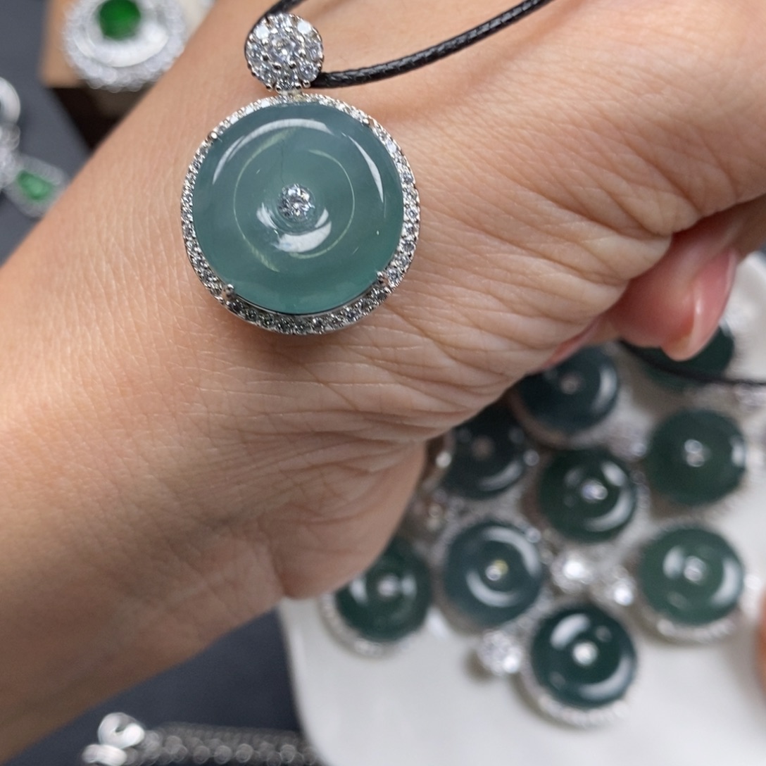 翡翠颈饰未镶嵌翡翠