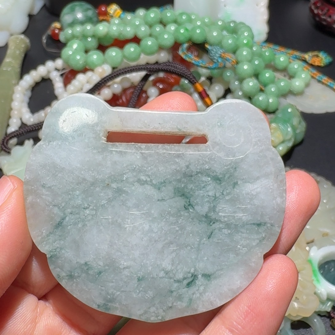 此***人翡翠未镶嵌颈饰1111