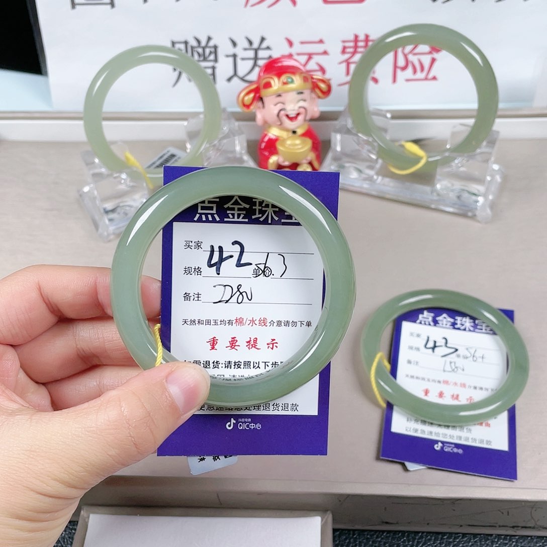 和田玉手镯未镶嵌雪****疼