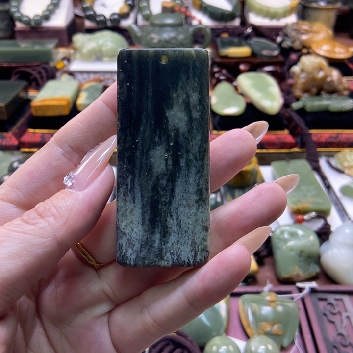 颈饰未镶嵌岫岩河磨玉（透闪石质玉）