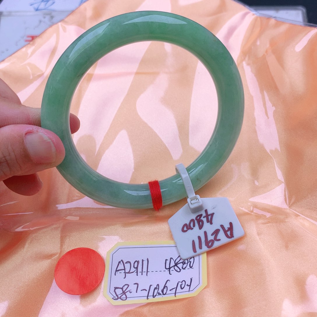 翡翠手镯未镶嵌翡翠