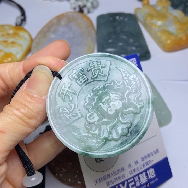 翡翠挂件未镶嵌翡翠