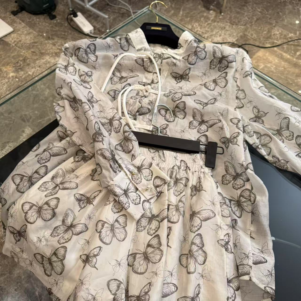Hooomiee潮流时尚蝴蝶图案凉感亲肤女士套装（上衣+短裤）242723