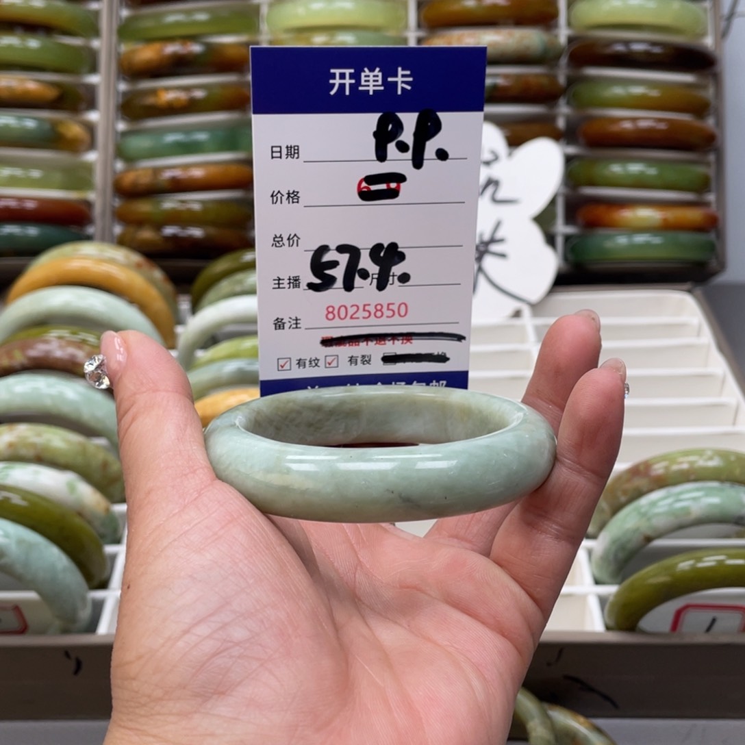 蛇纹石玉手镯未镶嵌铁***花