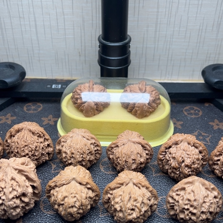 文玩核桃吊坠白狮子