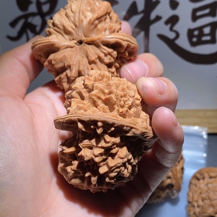 龙***牧桃核吊坠瑕疵反油皮也会让