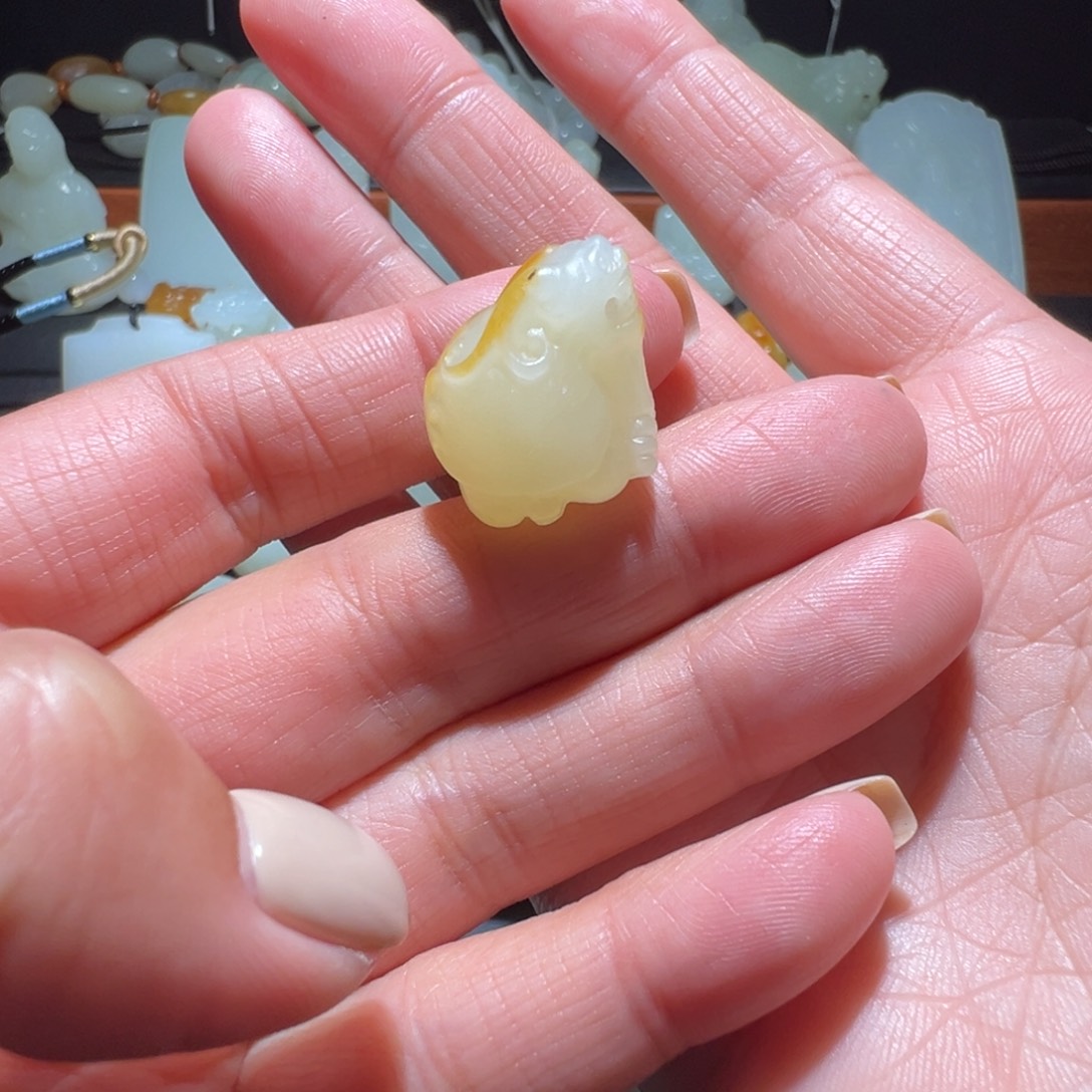 狮***星和田玉未镶嵌颈饰
