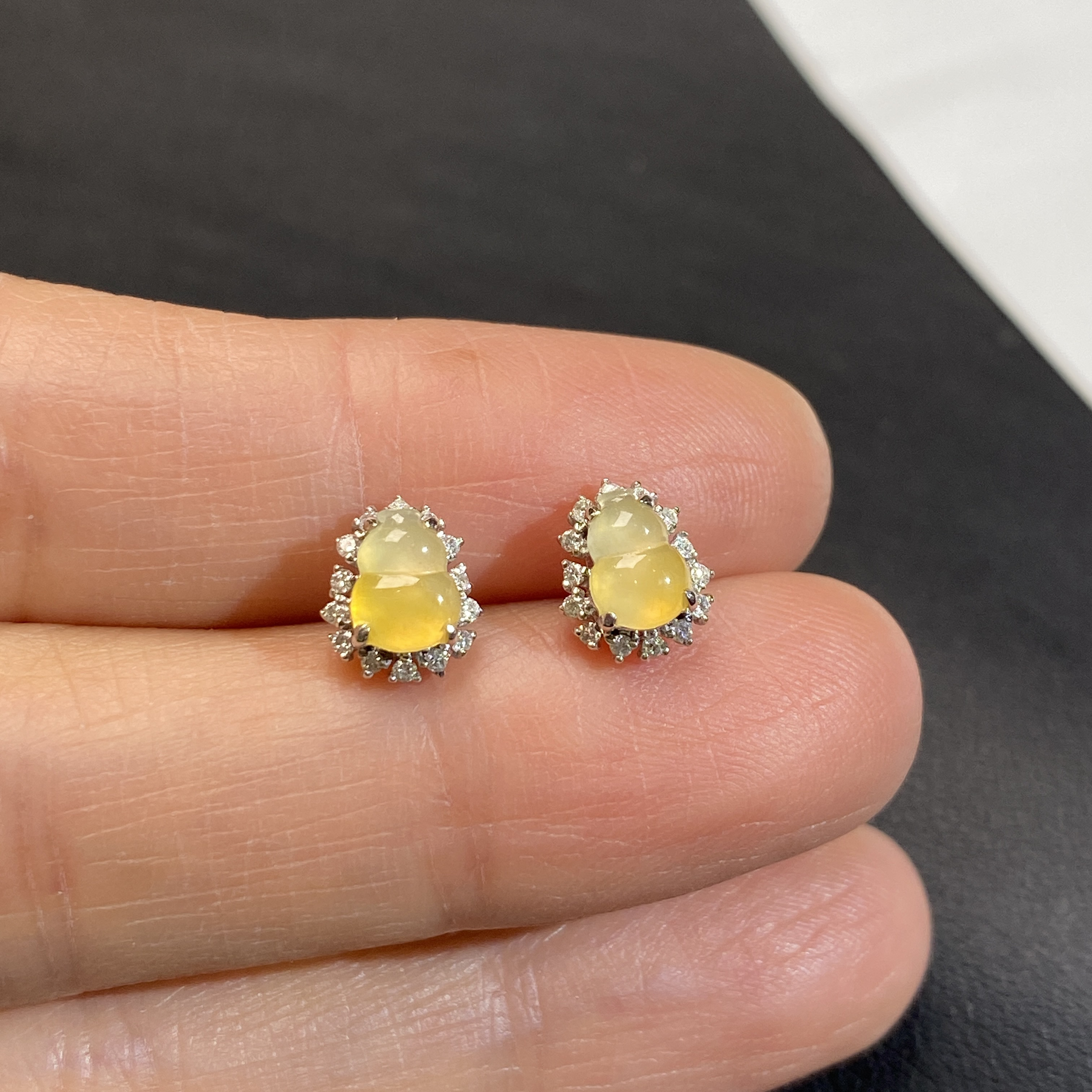 18k镶钻冰黄小葫芦翡翠耳钉 种老色好 冰透水润 上身图和