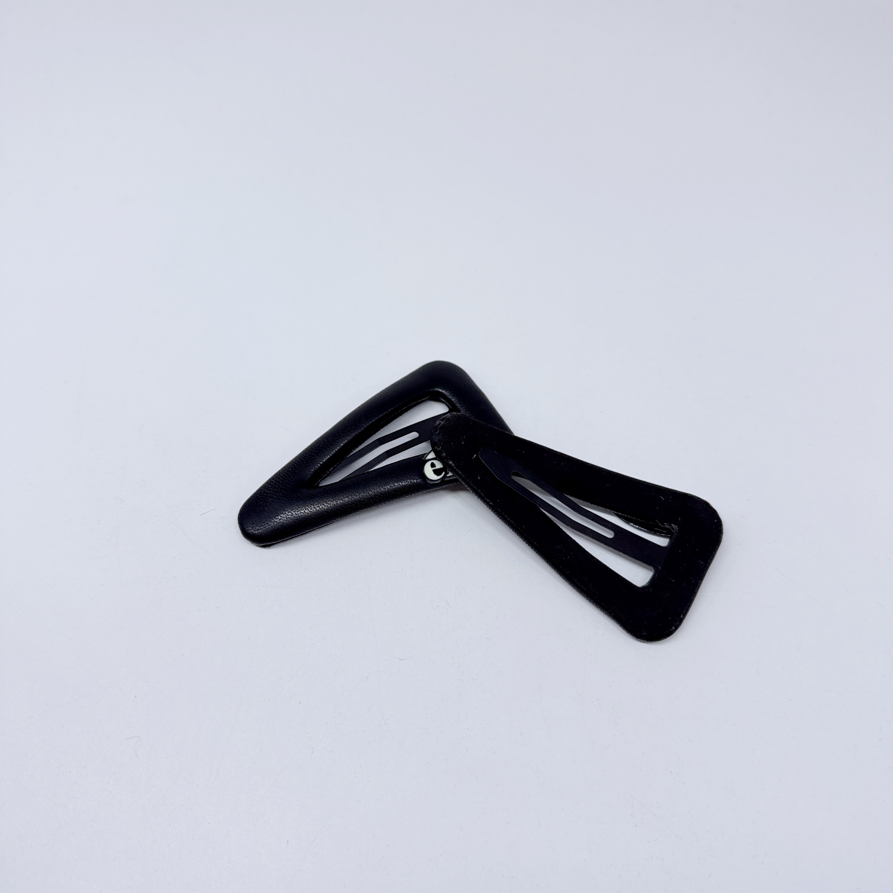 Mi33 字母亮面镂空大三角BB夹 Y36056E2-4