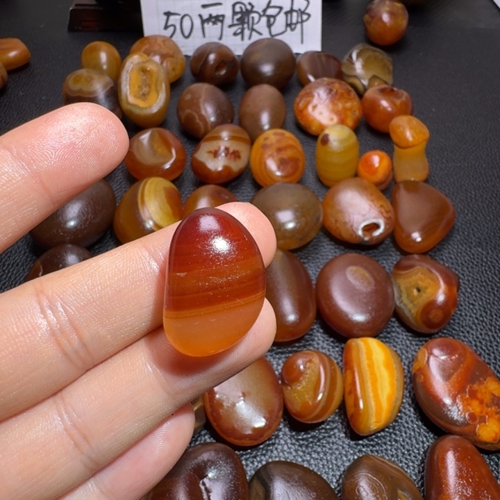 知***非瓷片马达加斯加奇石手把件