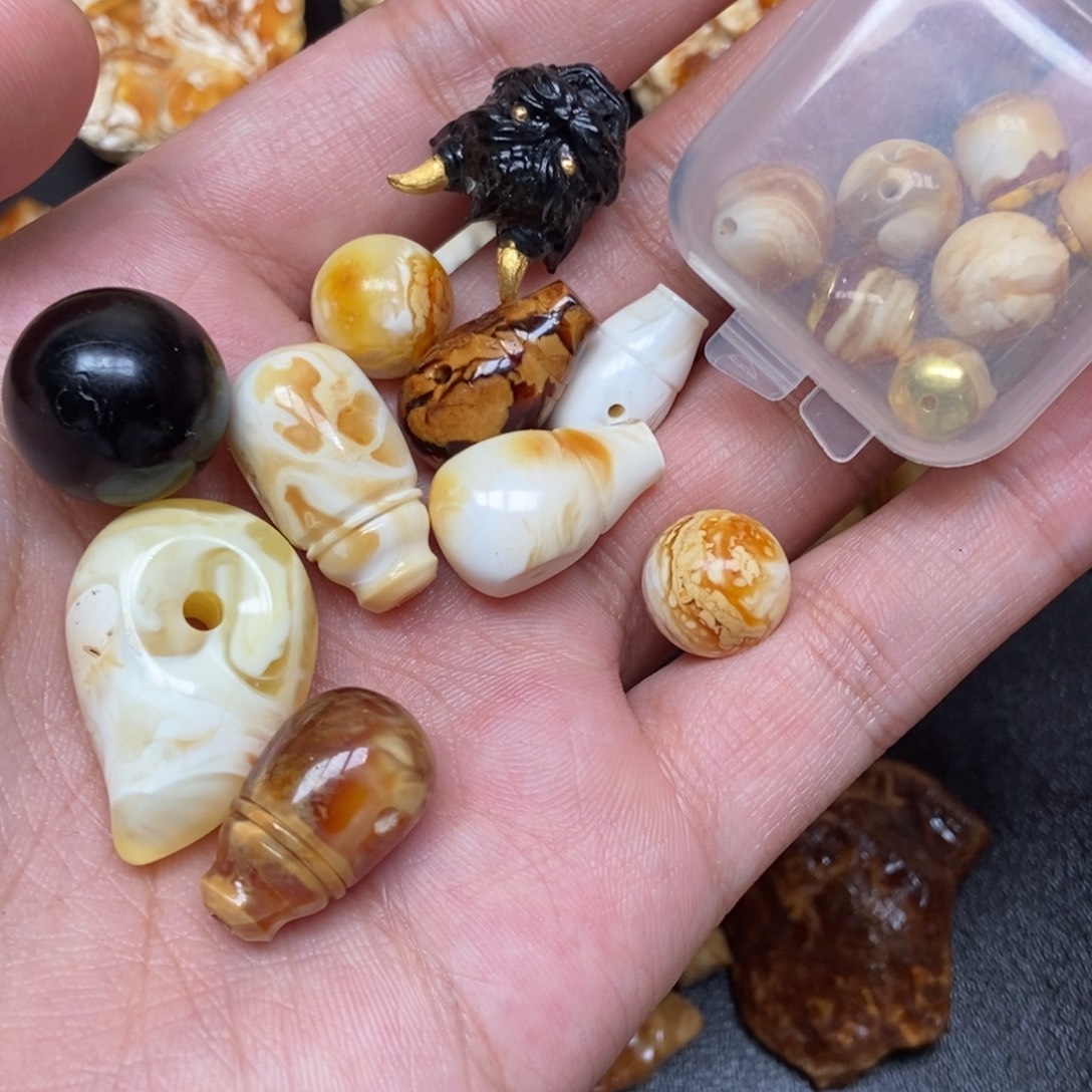 櫻***道琥珀未镶嵌裸石定制