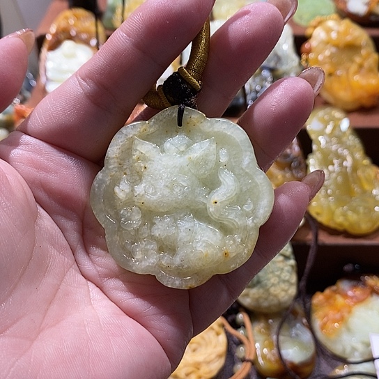 蛇纹石玉未镶嵌颈饰