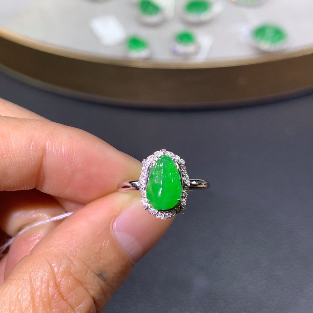 翡翠戒指18K金镶嵌翡翠