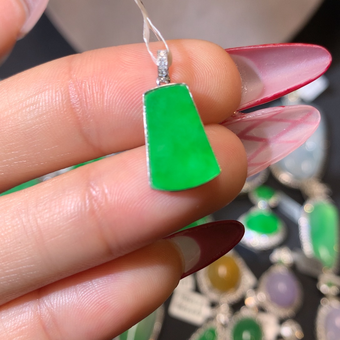 翡翠吊坠(不含链)18K金镶嵌