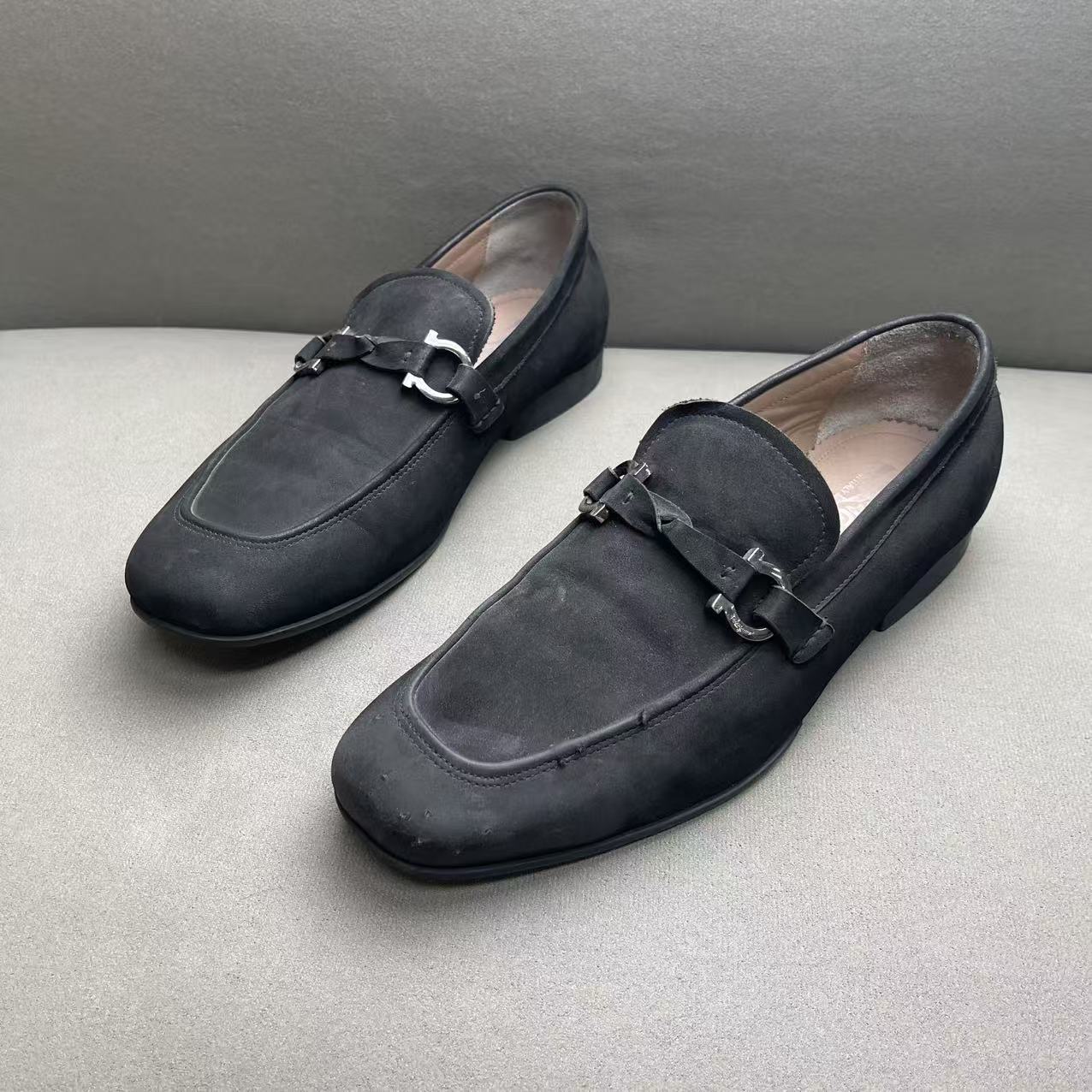 95新 FERRAGAMO/菲拉格慕 黑色麂皮时尚舒适银扣乐福鞋 41码