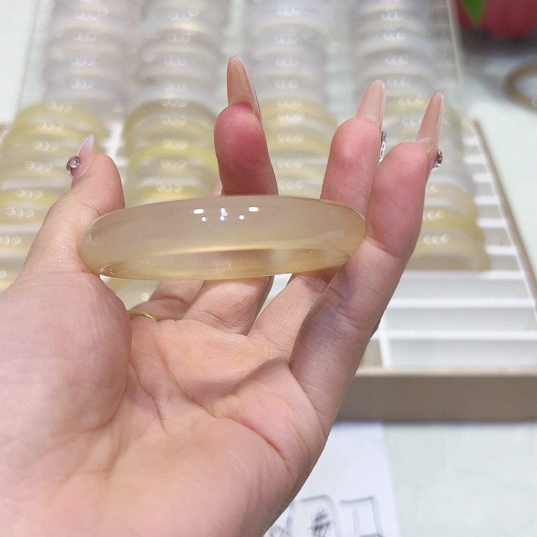 钱***钱玛瑙/玉髓未镶嵌手镯