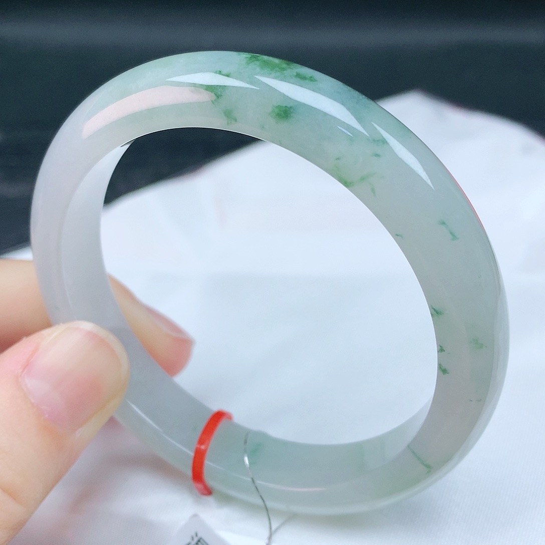 翡翠手镯未镶嵌55圈