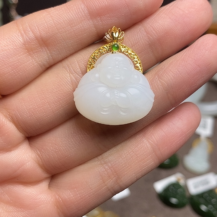 卓***钰颈饰18K金镶嵌和田玉
