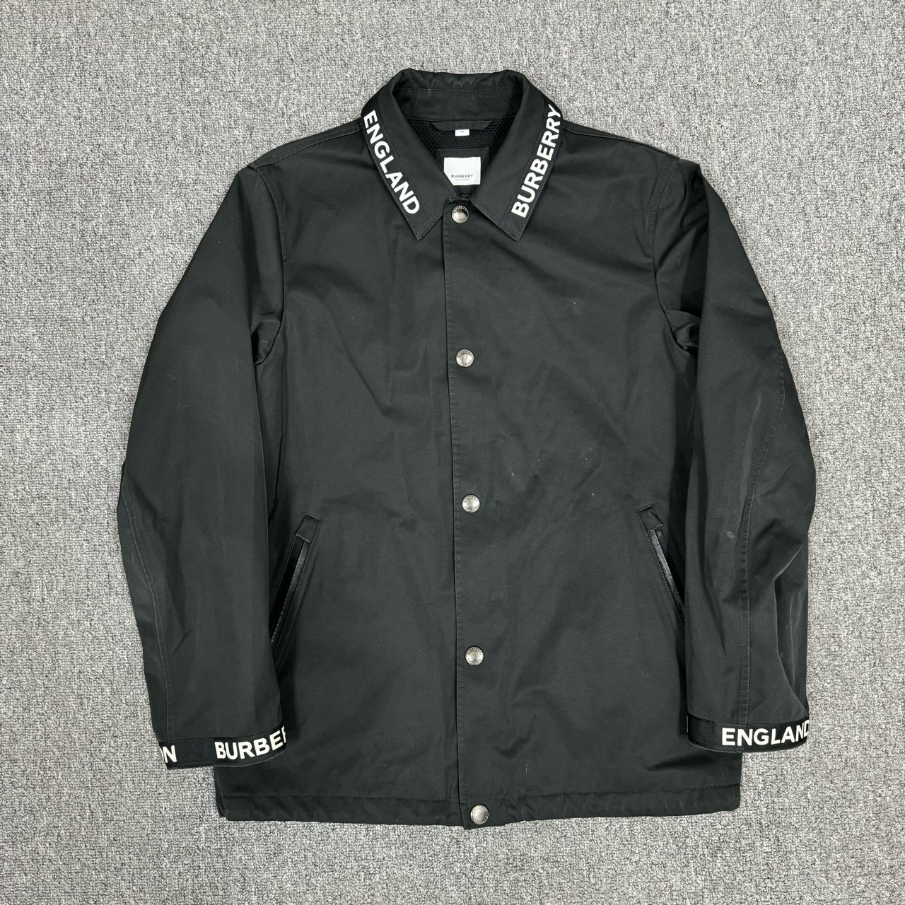 11745779 Burberry巴宝莉黑色 领口字母logo夹克外套 48码99新