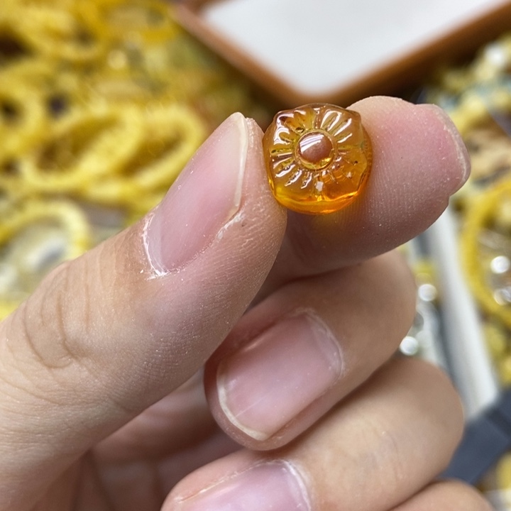 蜜蜡未镶嵌裸石吊坠