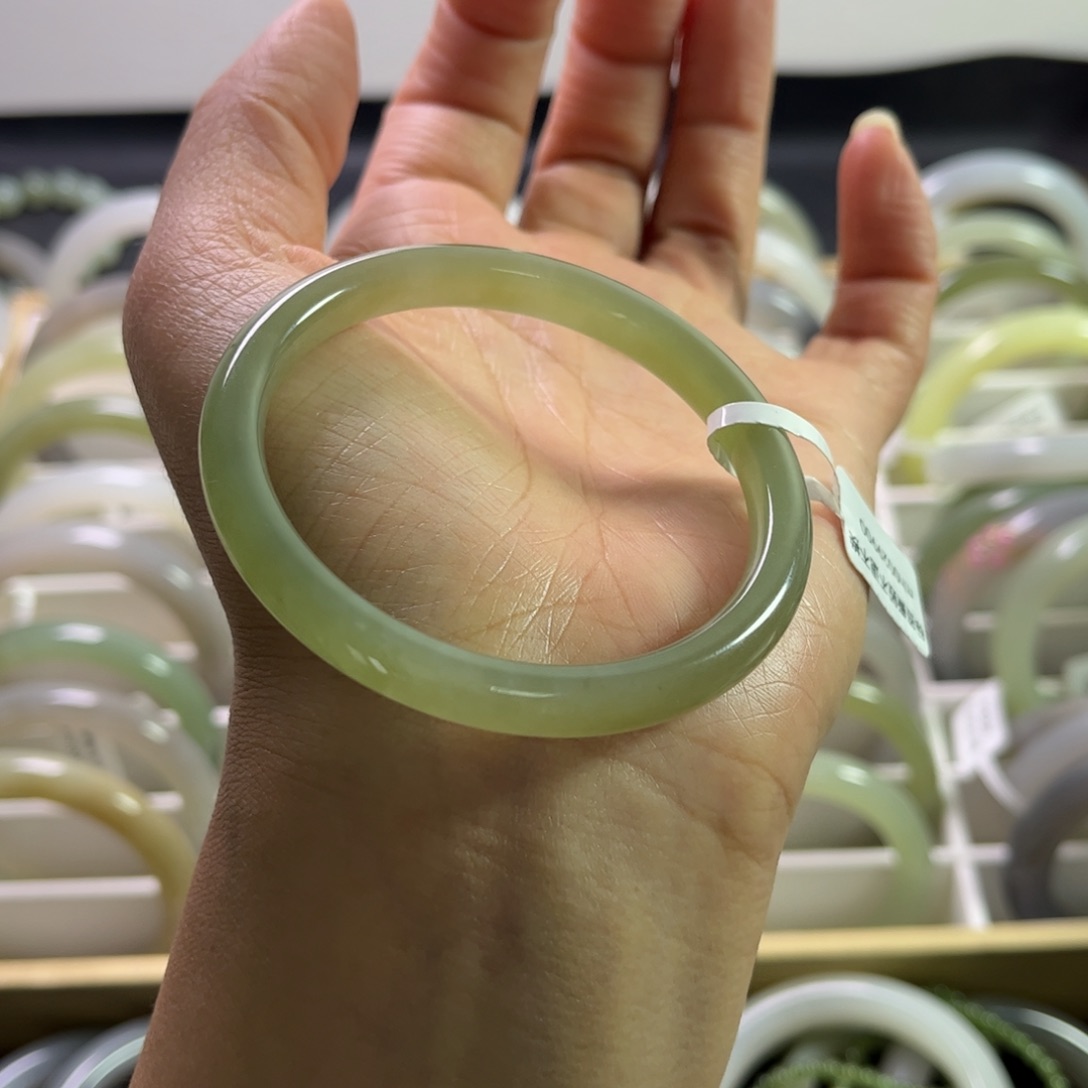 和田玉手镯52.6圈未镶嵌