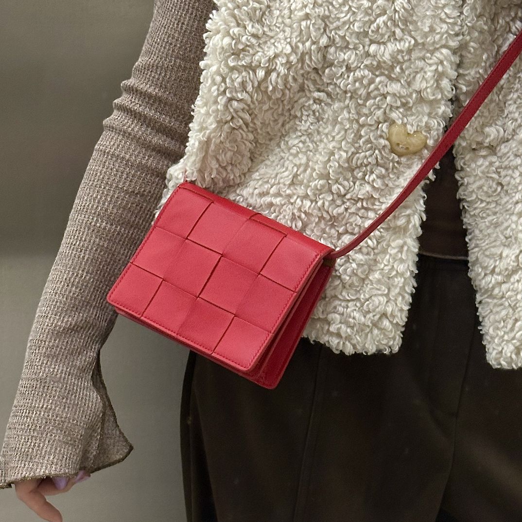 95新 BOTTEGA VENETA/葆蝶家 红色编织款斜挎包