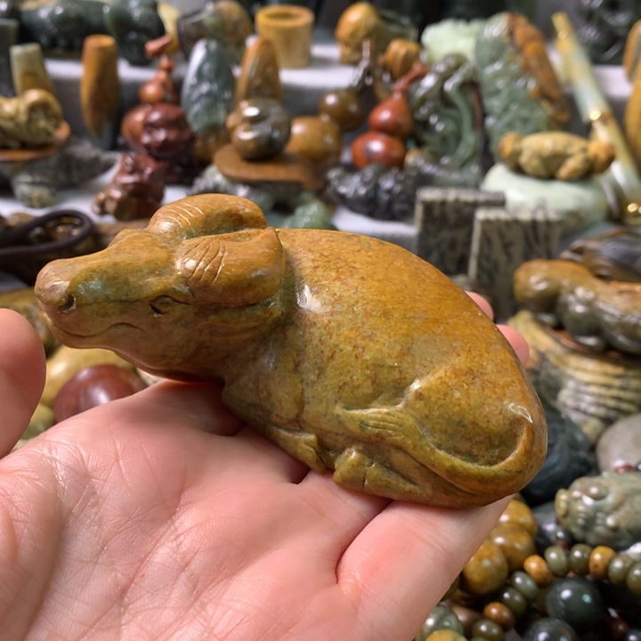 未镶嵌岫岩河磨玉（透闪石质玉）把件