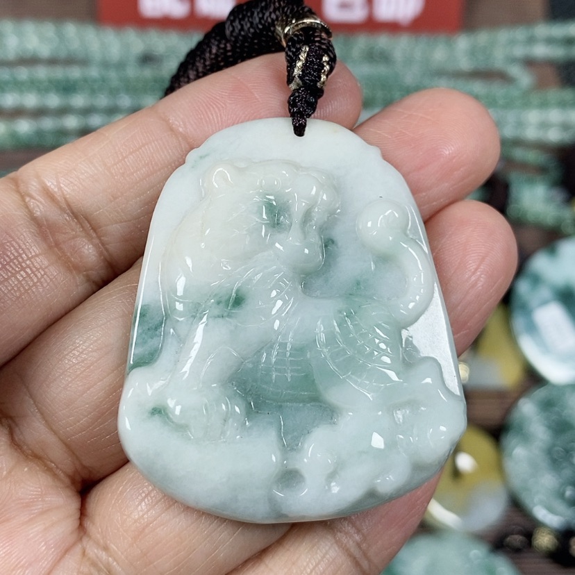 【闪购商品】翡翠颈饰未镶嵌玉吊坠翡翠玉上山虎牌
