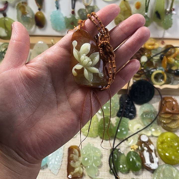 绛***落蛇纹石玉未镶嵌颈饰