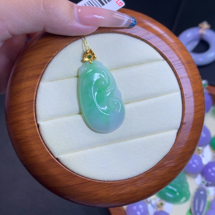 颈饰18K金镶嵌翡翠