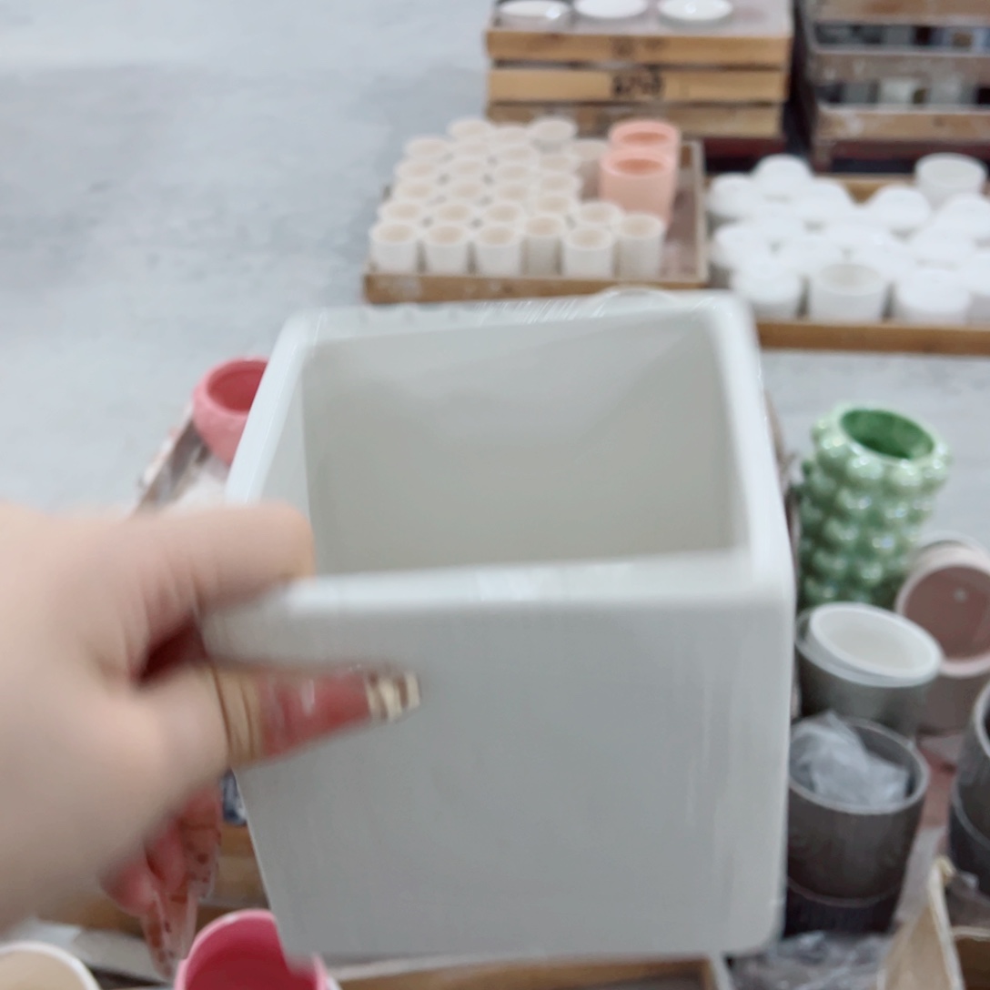 有孔，陶瓷花盆满10米包邮发货。