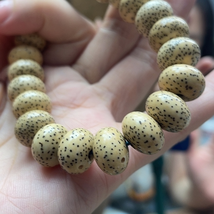 乌****琥珀颈饰未镶嵌手串
