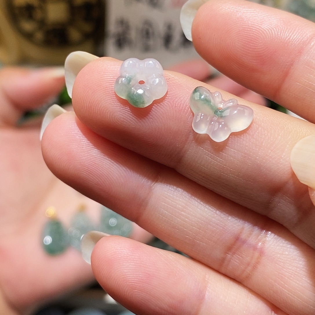 翡翠未镶嵌颈饰蝴蝶