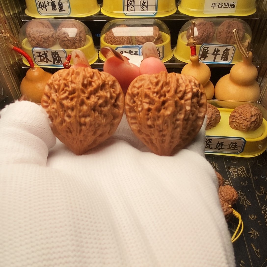 39文玩把件三角桃心金牛