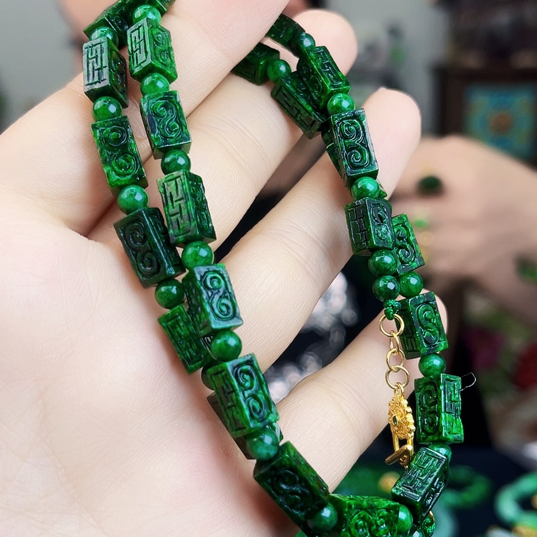 翡翠未镶嵌颈饰多样性