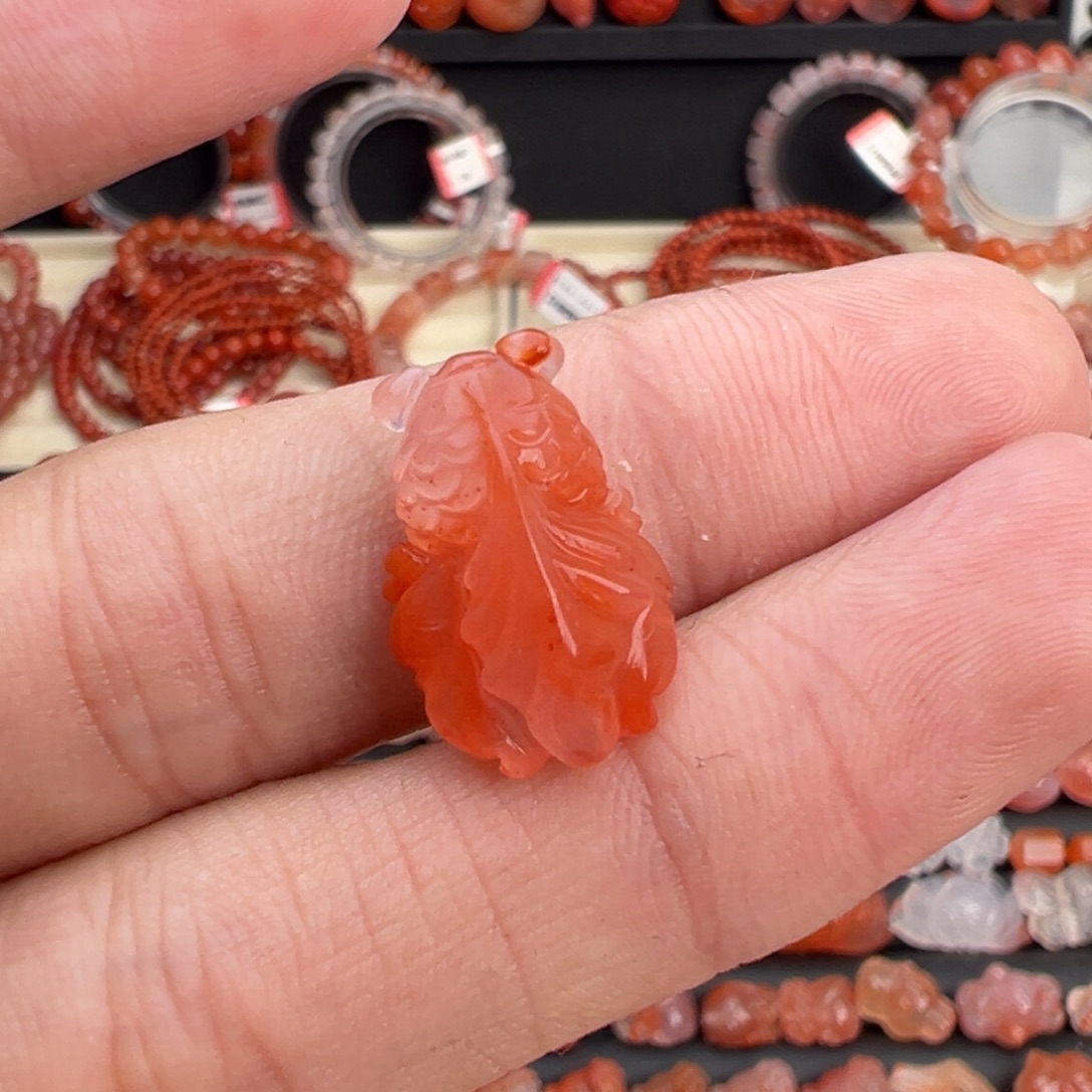 南红玛瑙未镶嵌颈饰金鱼