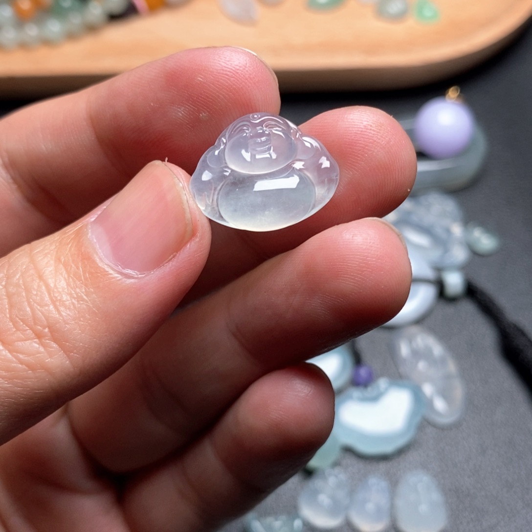 翡翠颈饰未镶嵌粤****?佛公