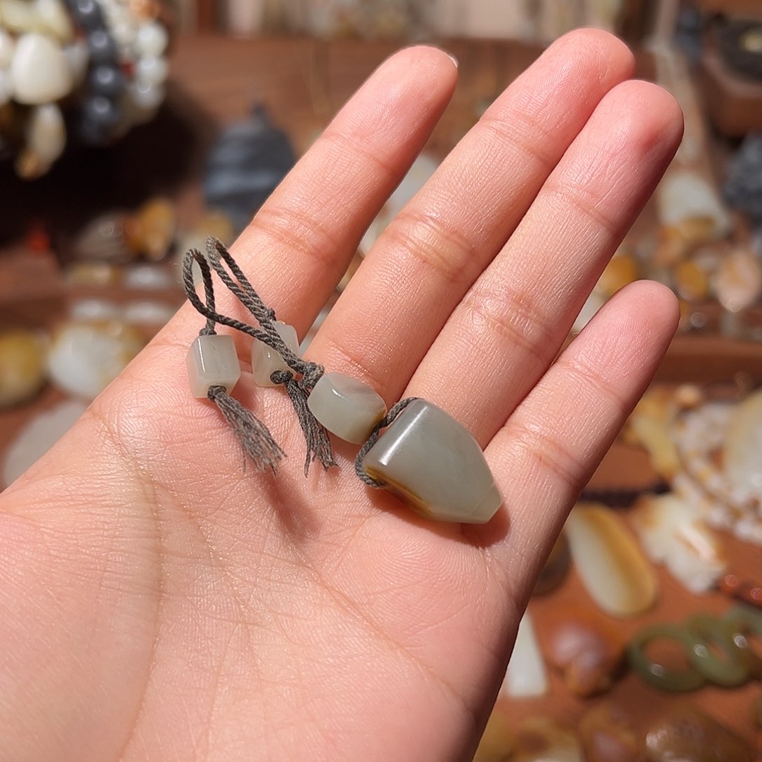 和田玉颈饰未镶嵌