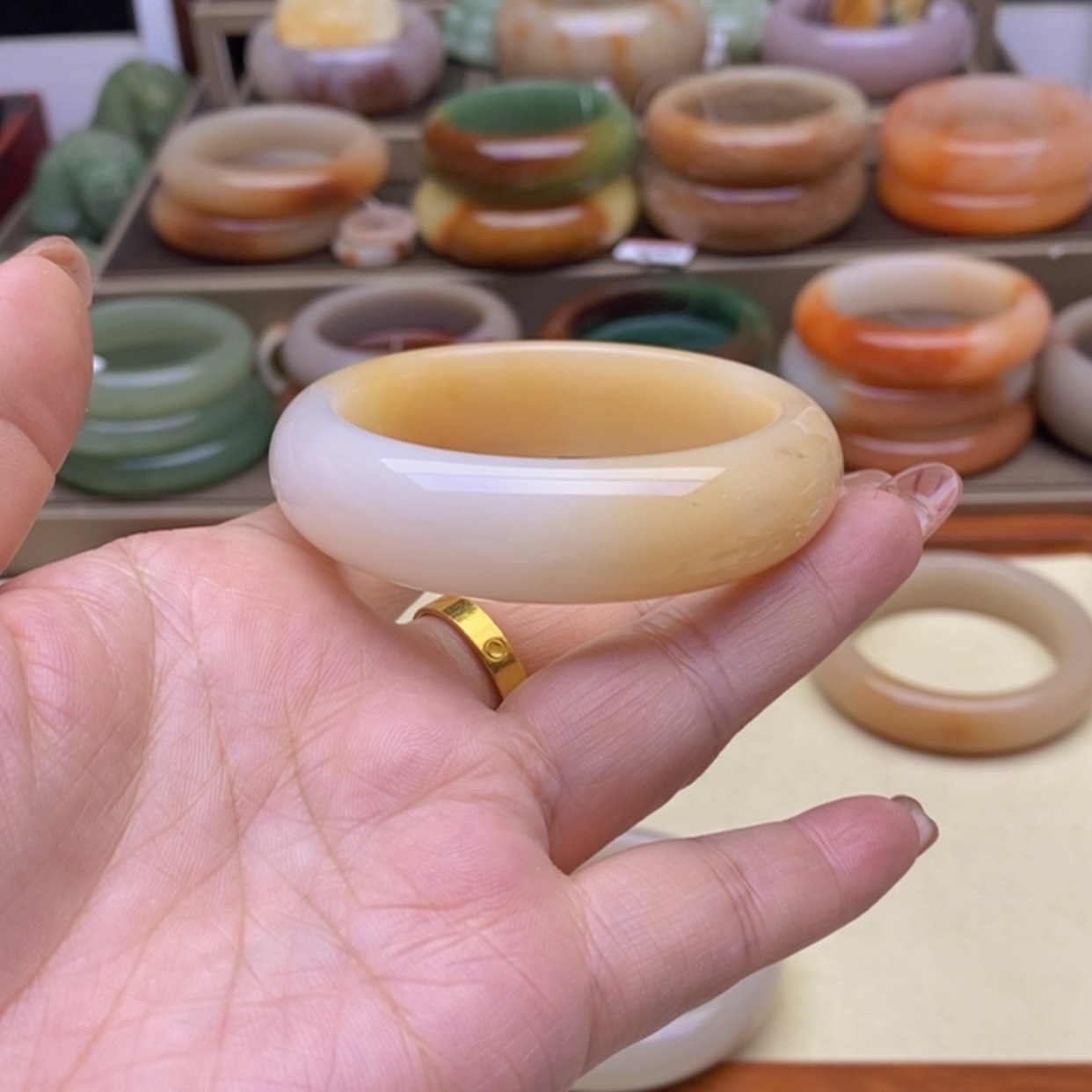 【闪购商品】石英质玉手镯未镶嵌酒****?