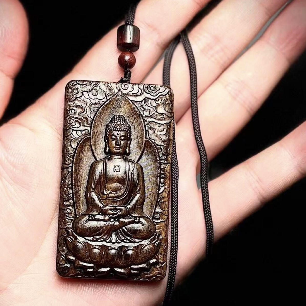 增香沉香木坐莲如来-原木双面精工雕刻挂件