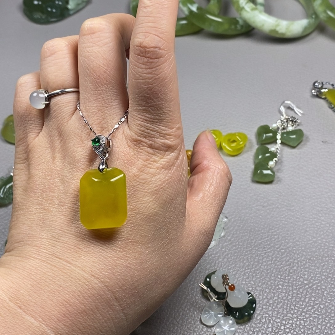 蛇纹石玉未镶嵌挂件耳饰